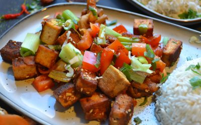 Ropogós tofu kockák, sült zöldségekkel koreai fűszeres szószban